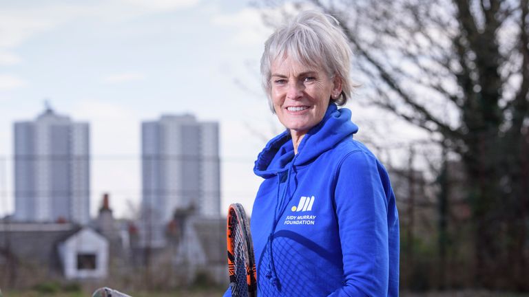 朱迪·穆雷在格拉斯哥的玛丽希尔公园为儿童提供网球训练，这是她与朱迪·穆雷基金会合作的一部分，该基金会的目标是为志愿者修复的网球场注入活力。