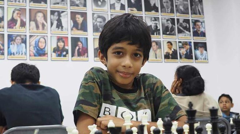 8岁神童在国际象棋锦标赛中击败特级大师，打破历史最年轻棋手纪录 - CNN.co.jp