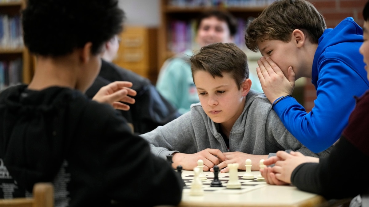 华盛顿特区学校通过国际象棋提高孩子们的技能，教他们在行动前要三思